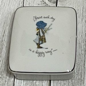 Vintage 1973 Holly Hobbie Porcelain Trinket Box "Start
Each Day In A Happy Way